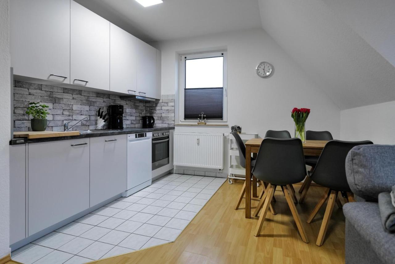 Ferienwohnungen Meerfarbig Zingst - Haustierfrei -Terrasse Mit Strandkorb Oder Balkon - E-Ladesaeule - Parkplatz - Wlan - Fahrradschuppen - Waschtrockner - Ruhig Und Zentral - Nichtraucher Buitenkant foto