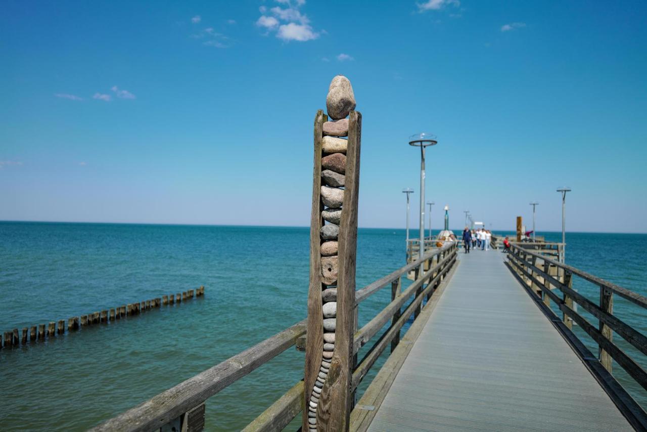 Ferienwohnungen Meerfarbig Zingst - Haustierfrei -Terrasse Mit Strandkorb Oder Balkon - E-Ladesaeule - Parkplatz - Wlan - Fahrradschuppen - Waschtrockner - Ruhig Und Zentral - Nichtraucher Buitenkant foto