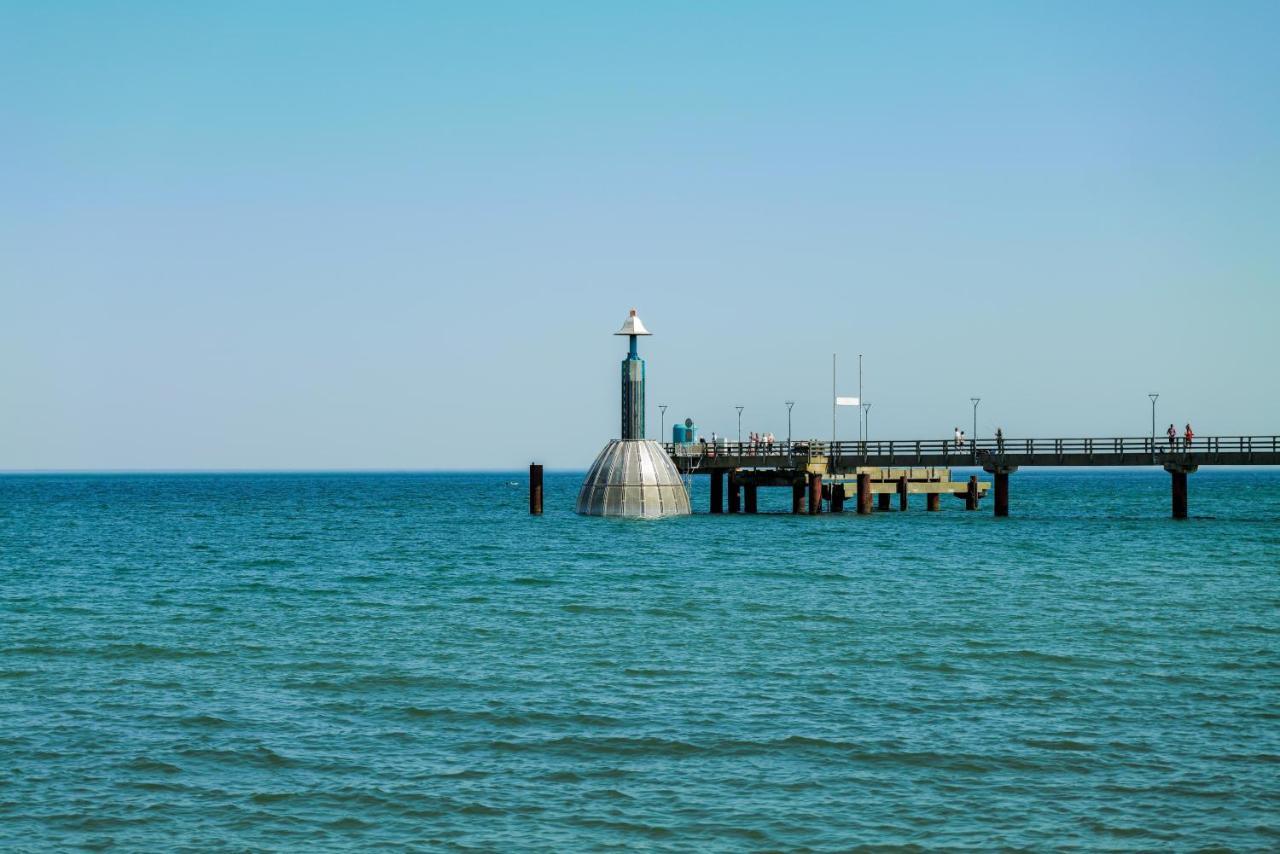 Ferienwohnungen Meerfarbig Zingst - Haustierfrei -Terrasse Mit Strandkorb Oder Balkon - E-Ladesaeule - Parkplatz - Wlan - Fahrradschuppen - Waschtrockner - Ruhig Und Zentral - Nichtraucher Buitenkant foto