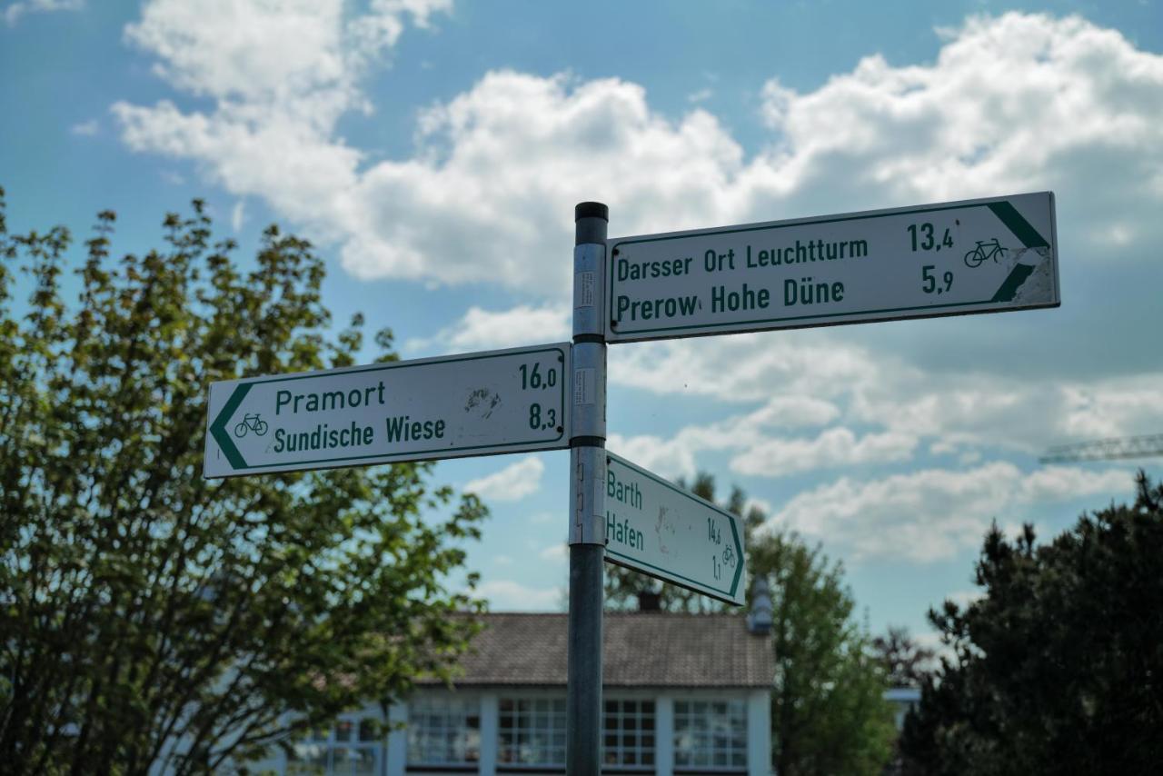 Ferienwohnungen Meerfarbig Zingst - Haustierfrei -Terrasse Mit Strandkorb Oder Balkon - E-Ladesaeule - Parkplatz - Wlan - Fahrradschuppen - Waschtrockner - Ruhig Und Zentral - Nichtraucher Buitenkant foto