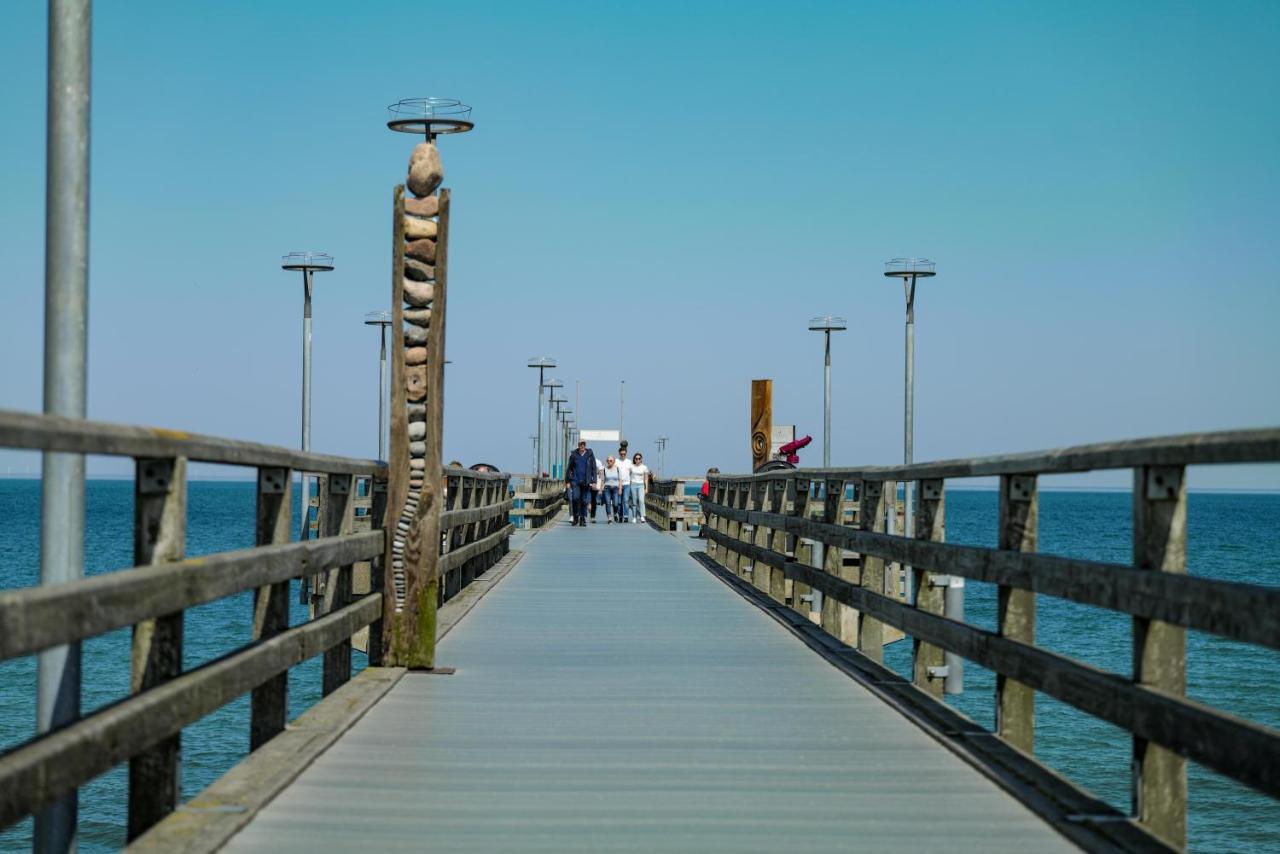 Ferienwohnungen Meerfarbig Zingst - Haustierfrei -Terrasse Mit Strandkorb Oder Balkon - E-Ladesaeule - Parkplatz - Wlan - Fahrradschuppen - Waschtrockner - Ruhig Und Zentral - Nichtraucher Buitenkant foto